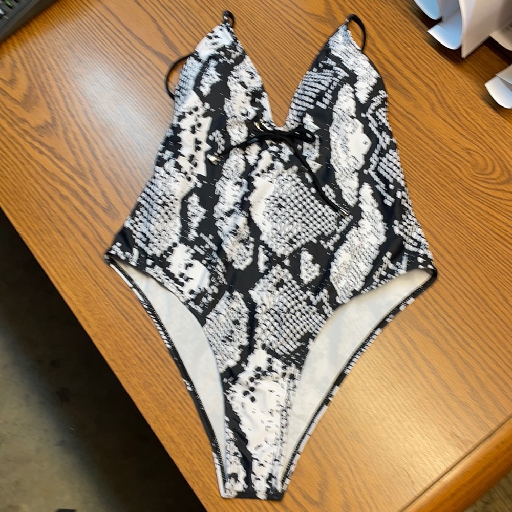 Worn once to pool party Like new No picks medium